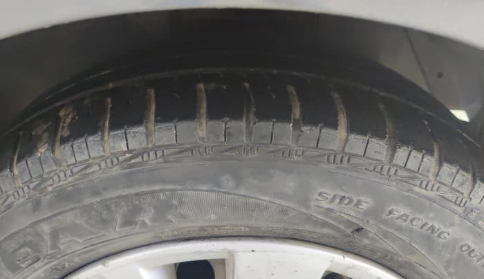 2013 Hyundai i20 MAGNA 1.2, Petrol, Manual, 1,07,910 km, Right Front Tyre Tread