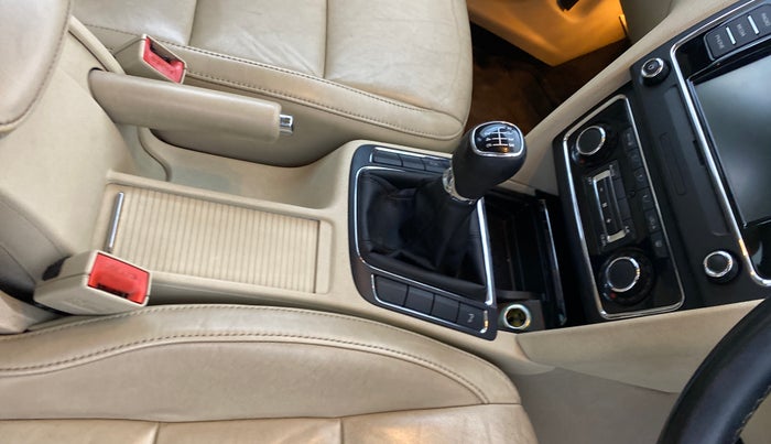 2015 Skoda Superb ELEGANCE 1.8 TSI MT, Petrol, Manual, 56,256 km, Gear Lever