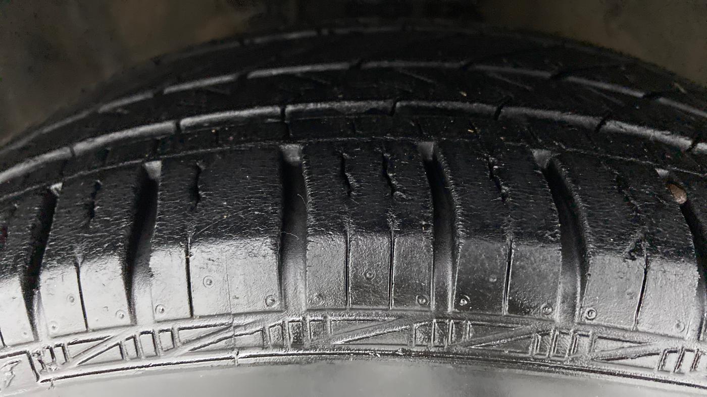 2013 Hyundai i20 MAGNA O 1.2, Petrol, Manual, 1,15,490 km, Right Front Tyre Tread