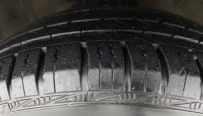 2013 Hyundai i20 MAGNA O 1.2, Petrol, Manual, 1,15,490 km, Right Front Tyre Tread