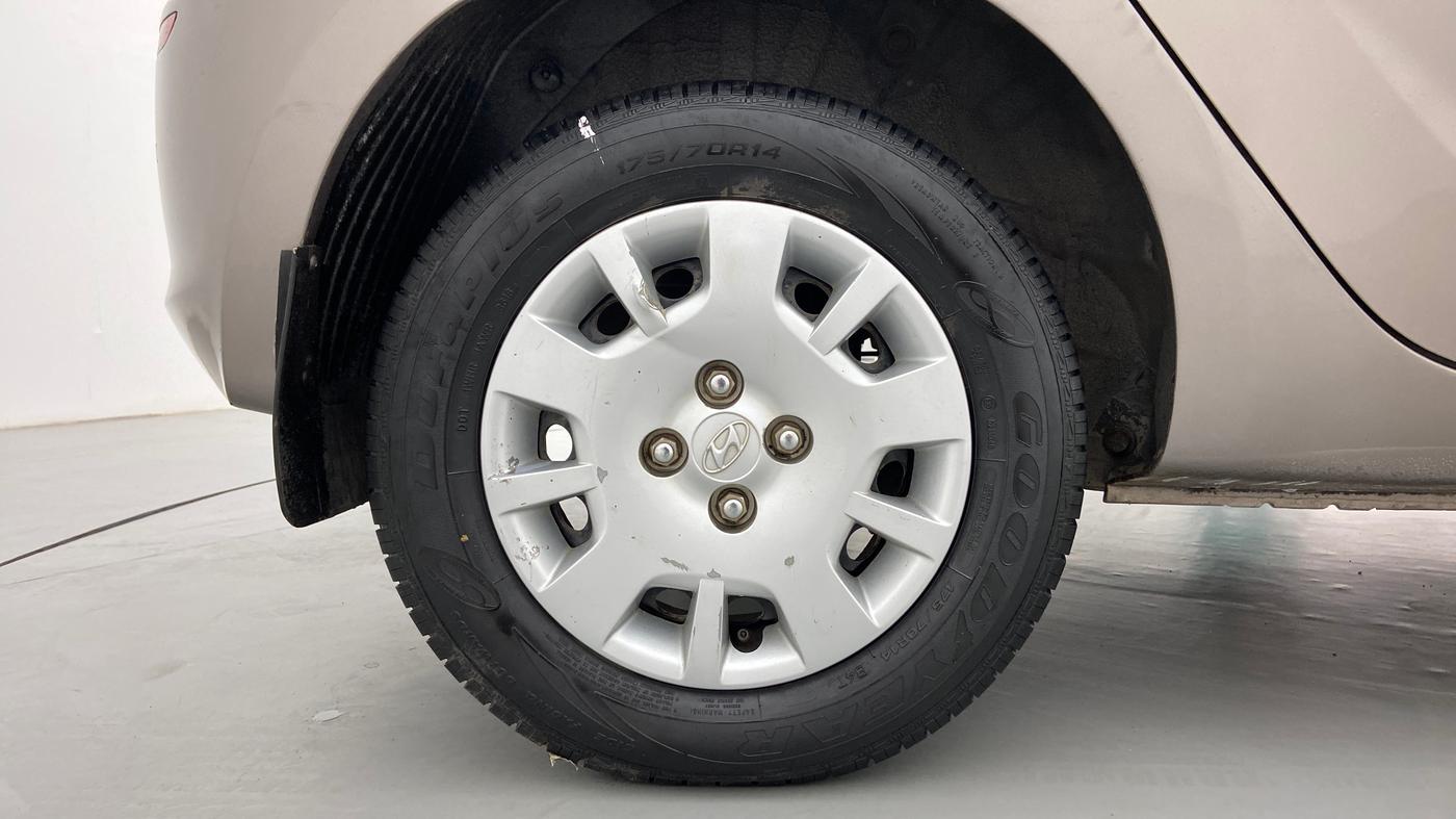 2013 Hyundai i20 MAGNA O 1.2, Petrol, Manual, 1,15,490 km, Right Rear Wheel