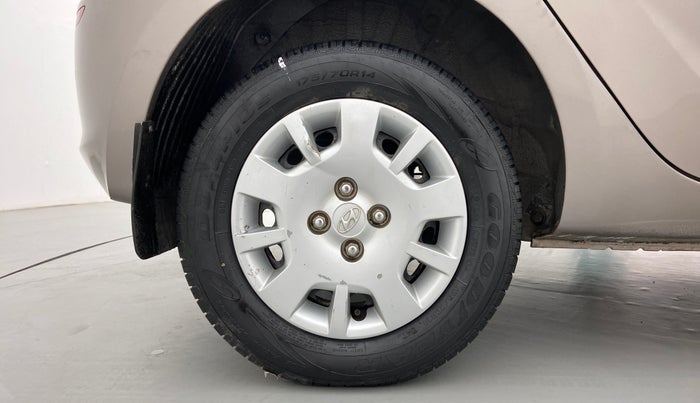 2013 Hyundai i20 MAGNA O 1.2, Petrol, Manual, 1,15,490 km, Right Rear Wheel