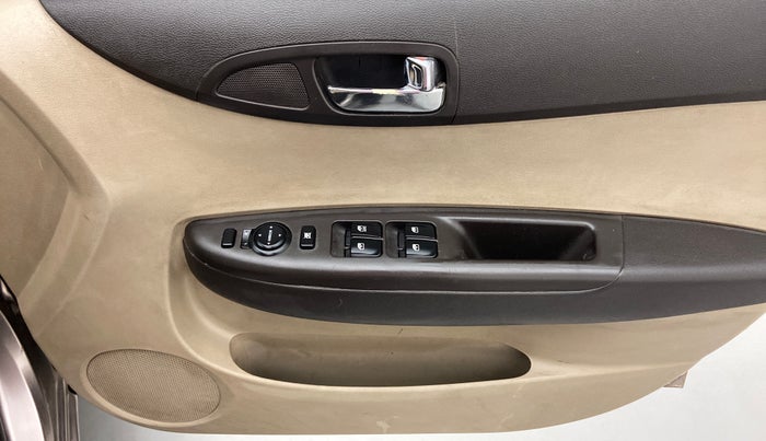 2013 Hyundai i20 MAGNA O 1.2, Petrol, Manual, 1,15,490 km, Driver Side Door Panels Control