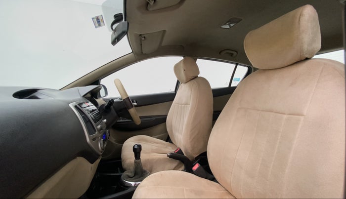 2013 Hyundai i20 MAGNA O 1.2, Petrol, Manual, 1,15,490 km, Right Side Front Door Cabin