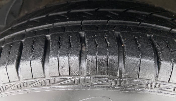 2013 Hyundai i20 MAGNA O 1.2, Petrol, Manual, 1,15,490 km, Left Front Tyre Tread