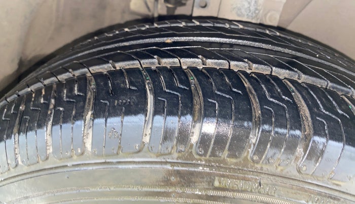 2016 Skoda Rapid 1.5 TDI CR STYLE PLUS AT, Diesel, Automatic, 1,10,839 km, Right Front Tyre Tread