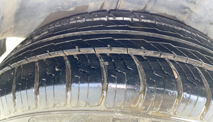 2016 Skoda Rapid 1.5 TDI CR STYLE PLUS AT, Diesel, Automatic, 1,10,839 km, Right Rear Tyre Tread