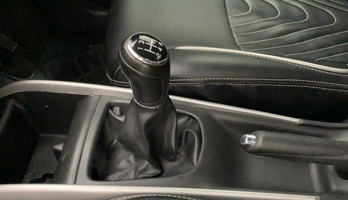 2018 Maruti Baleno ALPHA PETROL 1.2, Petrol, Manual, 84,430 km, Gear lever - Boot cover slightly torn