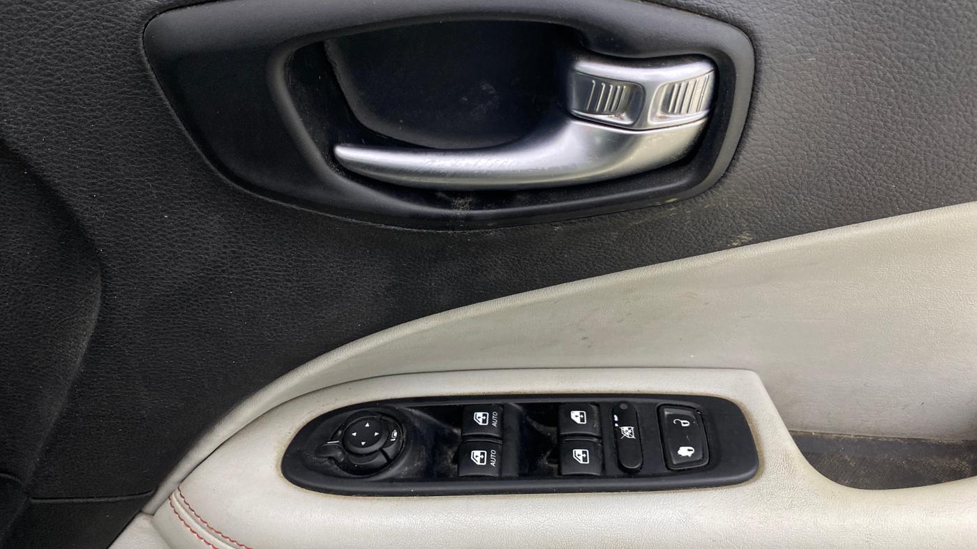 2017 Jeep Compass LIMITED (O) 2.0 DIESEL, Diesel, Manual, 1,15,974 km, Driver Side Door Panels Control