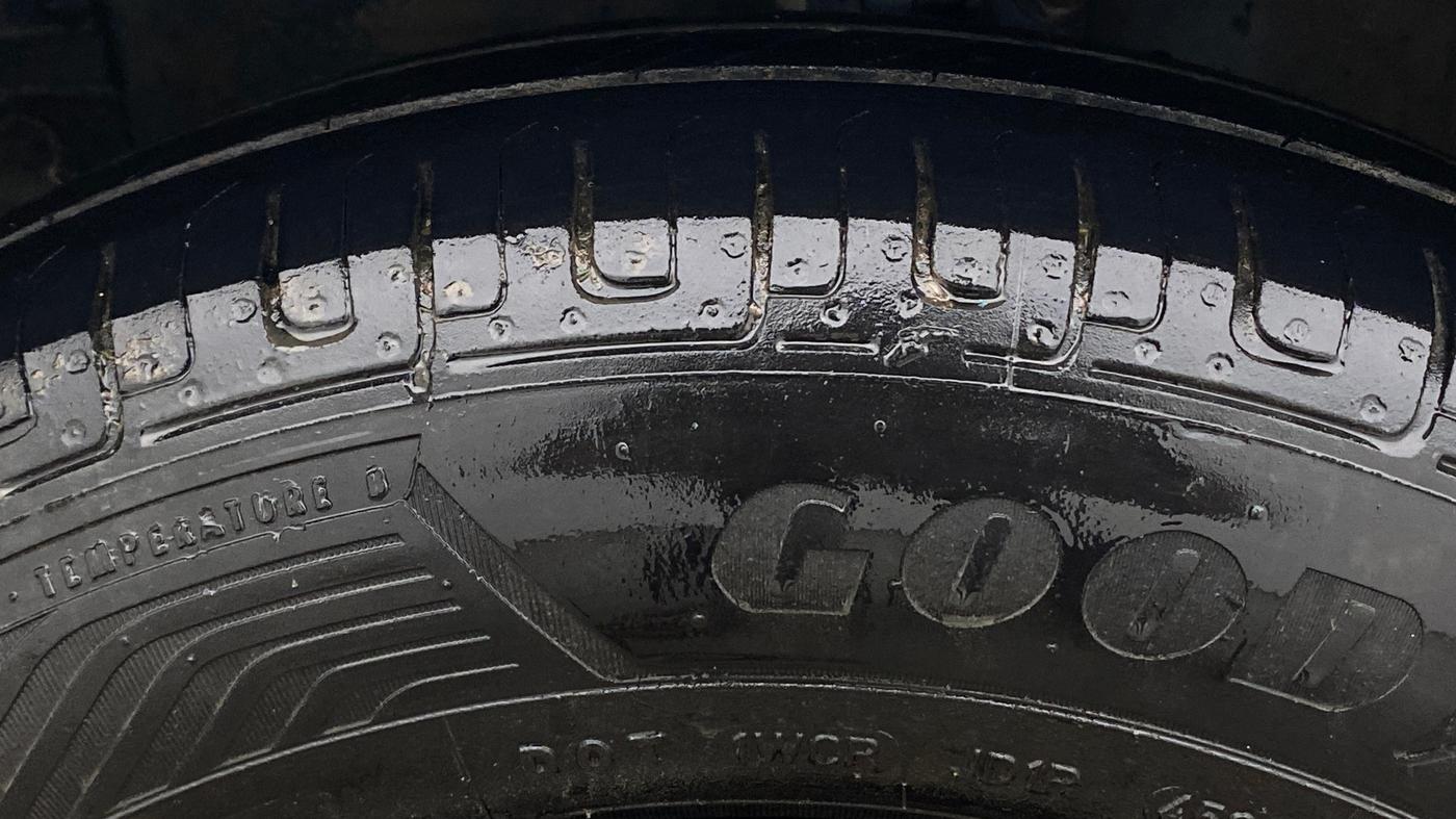 2014 Maruti Swift Dzire VXI, Petrol, Manual, 69,064 km, Left Front Tyre Tread