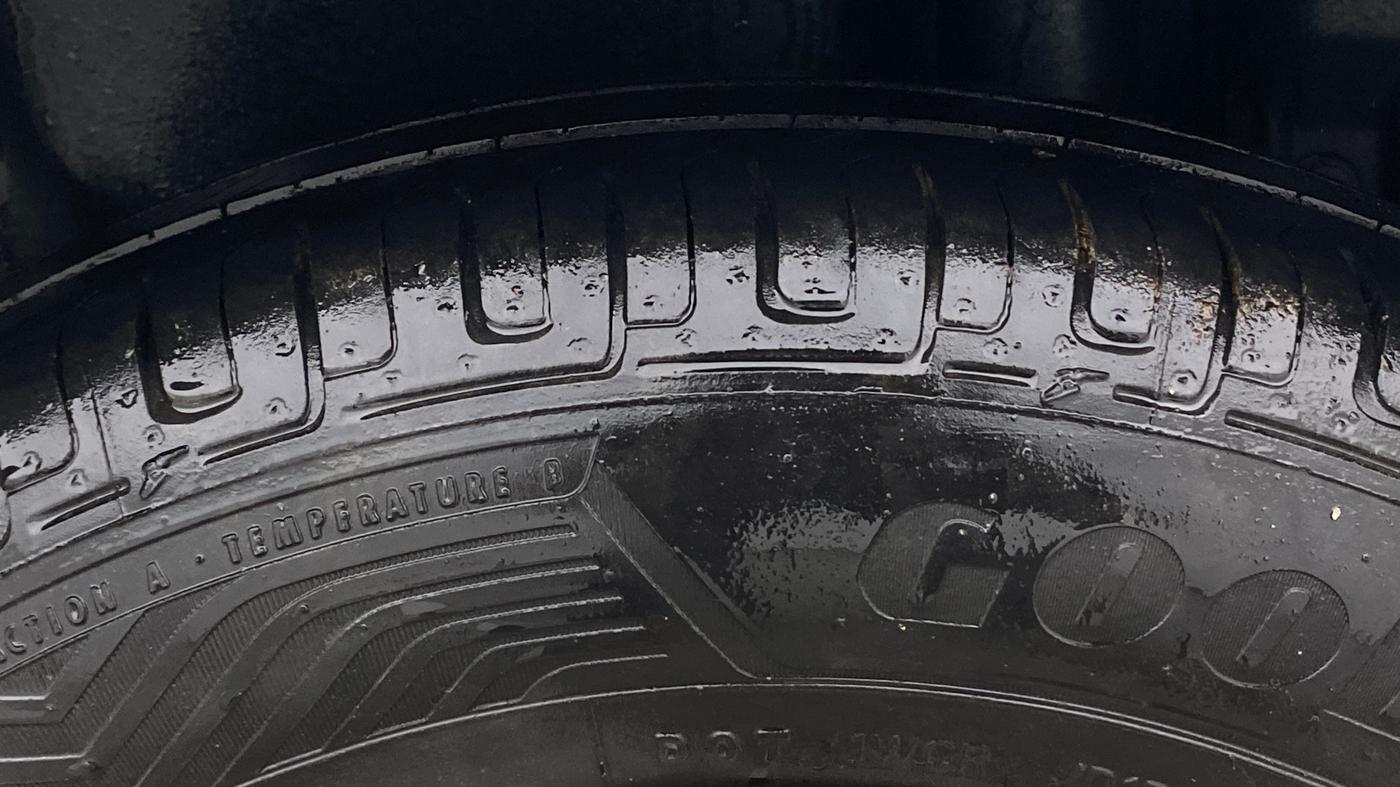 2014 Maruti Swift Dzire VXI, Petrol, Manual, 69,064 km, Left Rear Tyre Tread