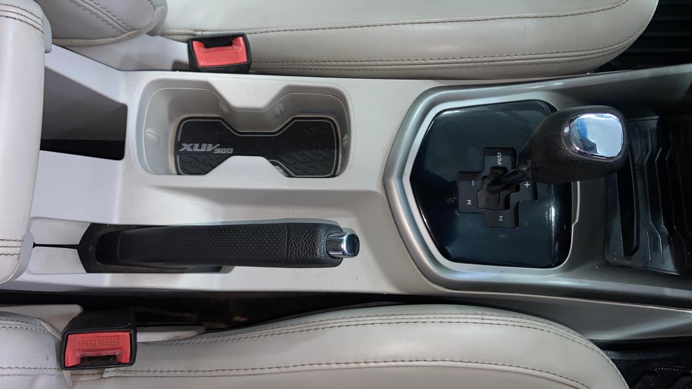 2021 Mahindra XUV300 W8 (O) 1.2 PETROL AMT, Petrol, Automatic, 91,580 km, Gear Lever