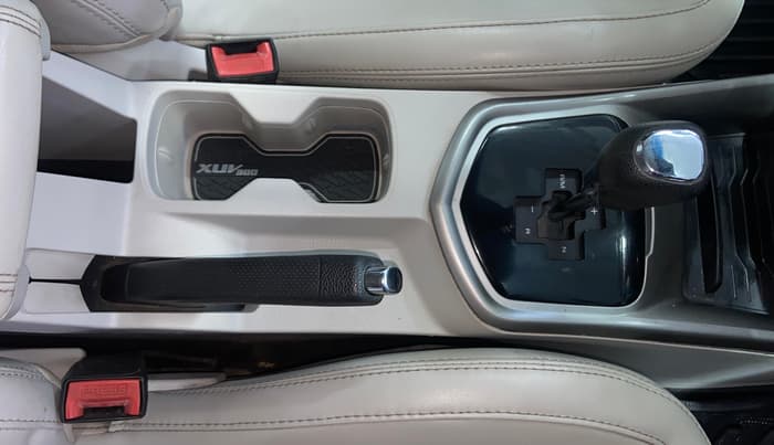 2021 Mahindra XUV300 W8 (O) 1.2 PETROL AMT, Petrol, Automatic, 91,580 km, Gear Lever