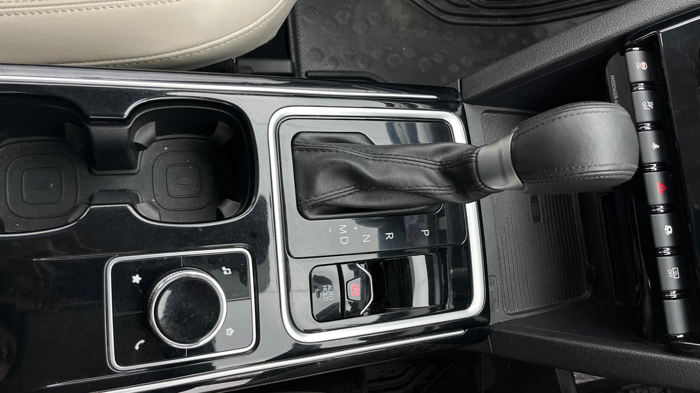 2023 Mahindra XUV700 AX 7 LUXURY P AT 7 STR, Petrol, Automatic, 36,778 km, Gear Lever