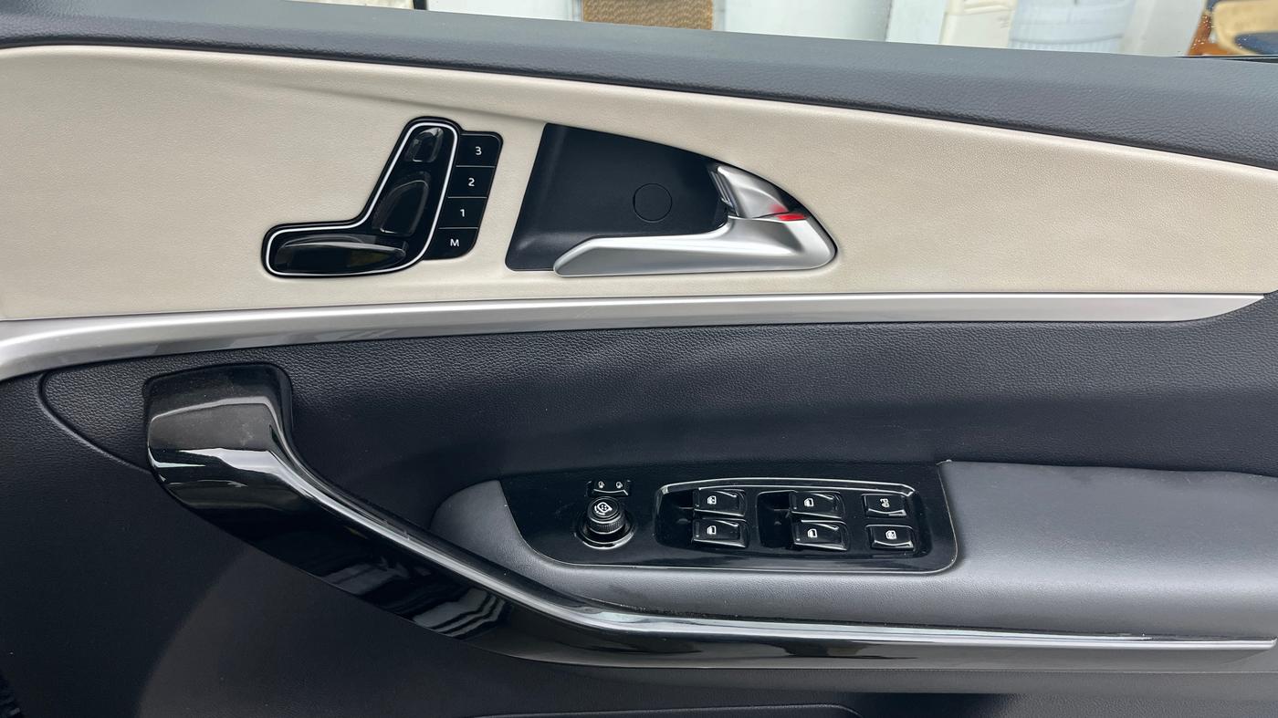 2023 Mahindra XUV700 AX 7 LUXURY P AT 7 STR, Petrol, Automatic, 36,778 km, Driver Side Door Panels Control
