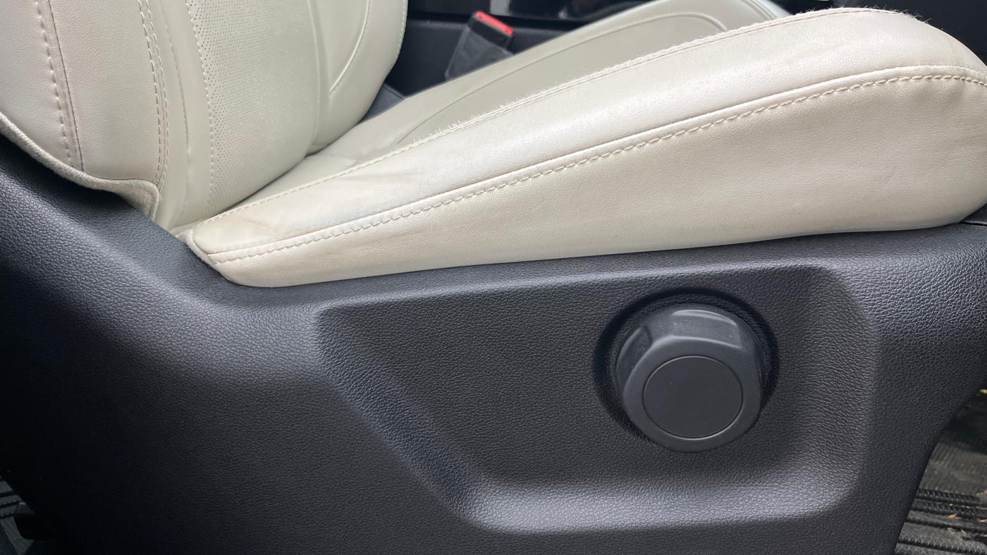 2023 Mahindra XUV700 AX 7 LUXURY P AT 7 STR, Petrol, Automatic, 36,778 km, Driver Side Adjustment Panel