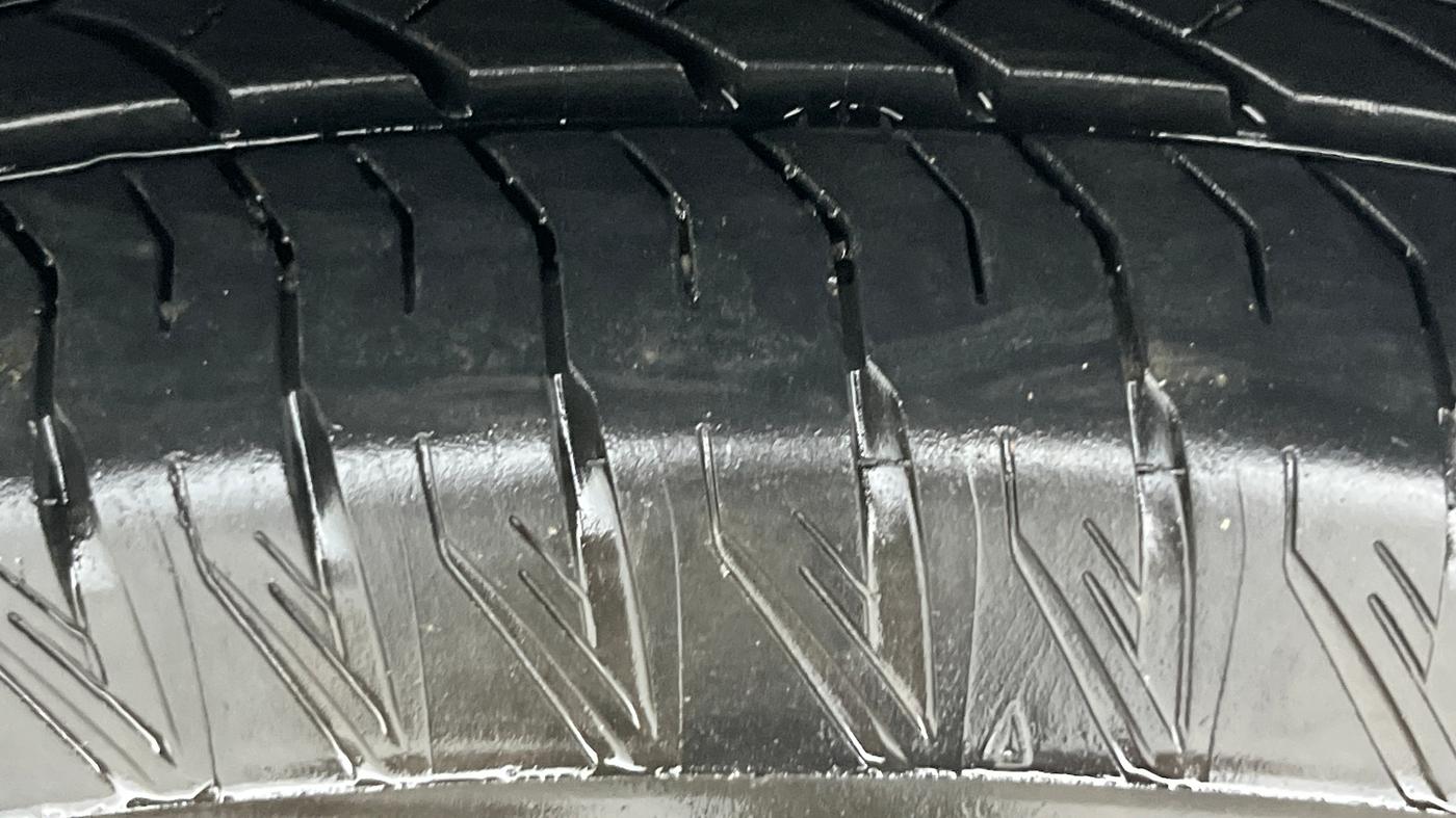2023 Mahindra XUV700 AX 7 LUXURY P AT 7 STR, Petrol, Automatic, 36,778 km, Left Rear Tyre Tread