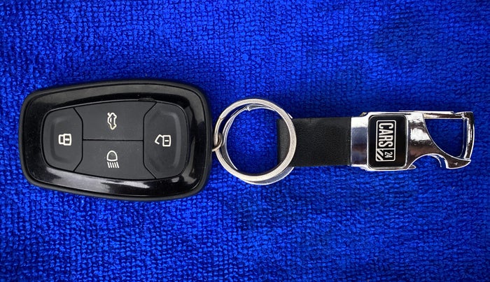 2018 Tata NEXON XZ+ 1.2 DUAL TONE, Petrol, Manual, 51,902 km, Key Close Up