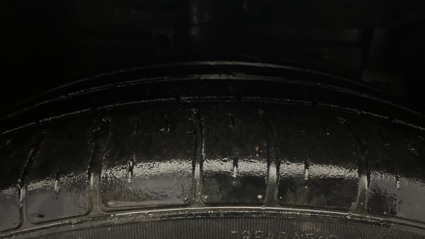 2017 Maruti Ciaz ALPHA  AT 1.4  PETROL, Petrol, Automatic, 1,23,222 km, Right Front Tyre Tread