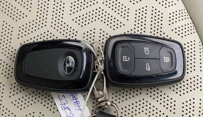 2022 Tata NEXON XZA PLUS (PREMIUM) PETROL, Petrol, Automatic, 43,680 km, Key Close Up