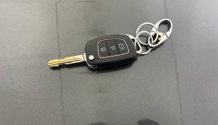 2021 Hyundai AURA S 1.2 CNG, CNG, Manual, 90,738 km, Key Close Up