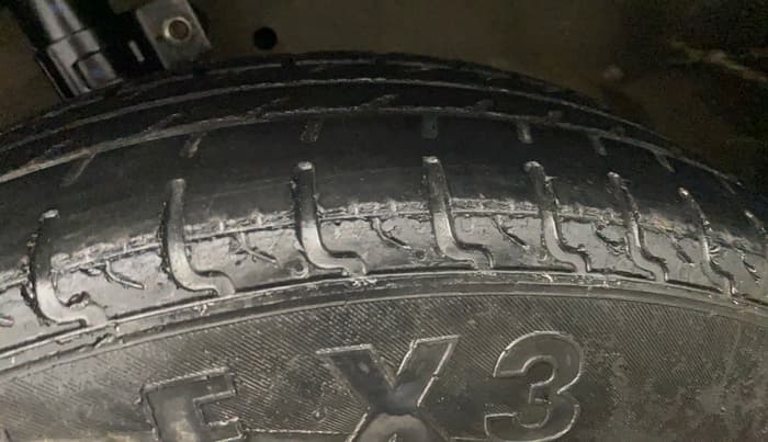 2014 Maruti Swift VXI, Petrol, Manual, 1,17,696 km, Left Front Tyre Tread