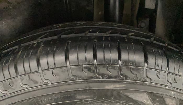 2014 Maruti Swift VXI, Petrol, Manual, 1,17,696 km, Left Rear Tyre Tread