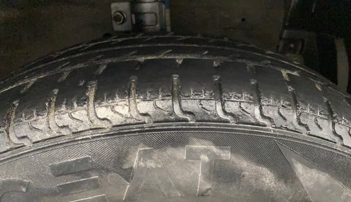 2014 Maruti Swift VXI, Petrol, Manual, 1,17,696 km, Right Front Tyre Tread