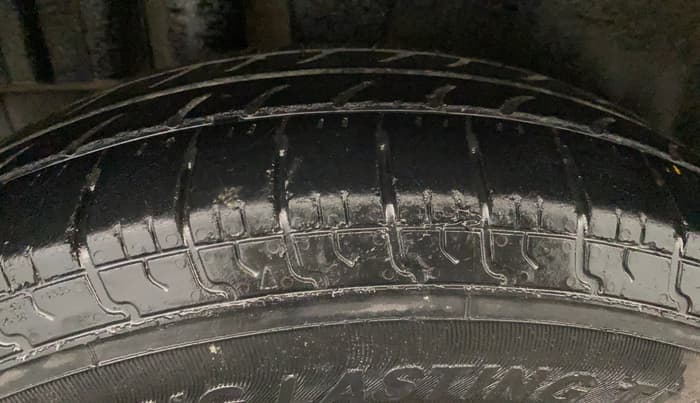 2014 Maruti Swift VXI, Petrol, Manual, 1,17,696 km, Right Rear Tyre Tread