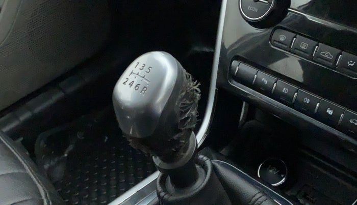 2017 Tata NEXON XZ+ 1.2, Petrol, Manual, 78,841 km, Gear lever - Knob cover torn