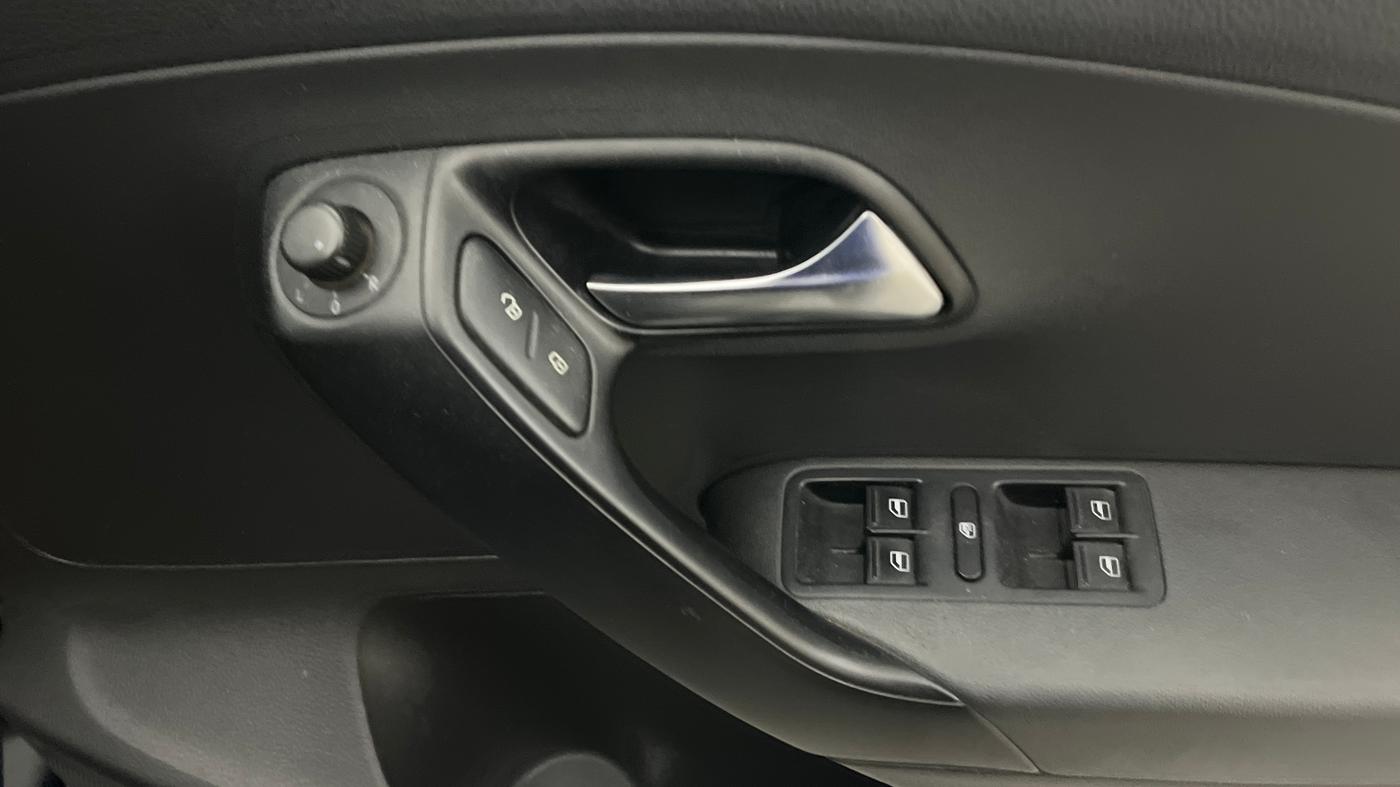 2015 Volkswagen Polo COMFORTLINE 1.2L, Petrol, Manual, 57,450 km, Driver Side Door Panels Control