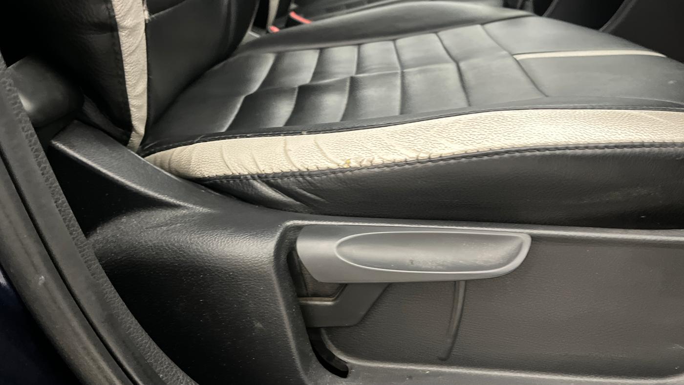 2015 Volkswagen Polo COMFORTLINE 1.2L, Petrol, Manual, 57,450 km, Driver Side Adjustment Panel