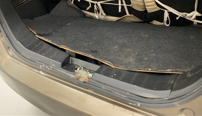 2014 Maruti Wagon R 1.0 LXI, Petrol, Manual, 20,627 km, Dicky (Boot door) - Weather strip has minor damage