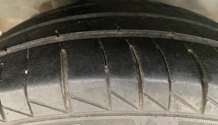 2012 Honda Brio V MT, Petrol, Manual, 91,495 km, Right Rear Tyre Tread