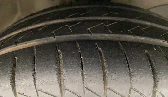 2012 Honda Brio V MT, Petrol, Manual, 91,495 km, Right Front Tyre Tread