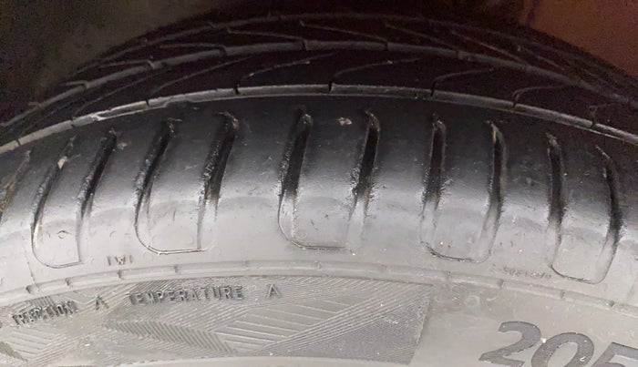 2020 Volkswagen Polo HIGHLINE PLUS 1.0, Petrol, Manual, 22,825 km, Left Front Tyre Tread
