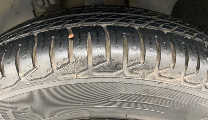 2017 Renault Kwid CLIMBER 1.0 AT, Petrol, Automatic, 26,800 km, Left Front Tyre Tread