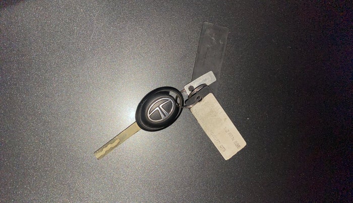 2022 Tata ALTROZ XE PLUS PETROL, Petrol, Manual, 49,079 km, Key Close Up