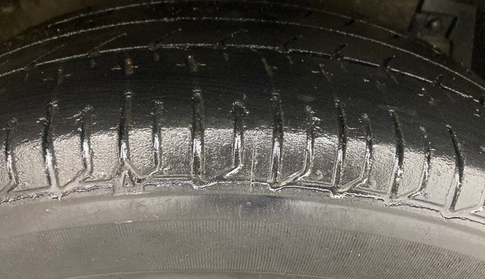 2016 Maruti Swift Dzire ZXI, Petrol, Manual, 96,441 km, Right Front Tyre Tread