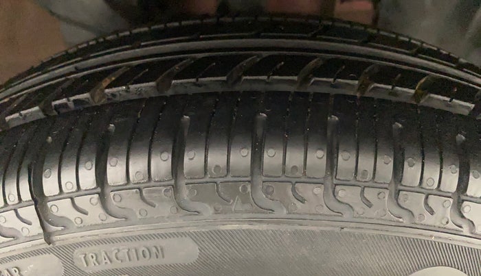 2016 Renault Kwid 1.0 RXT, Petrol, Manual, 62,253 km, Right Front Tyre Tread