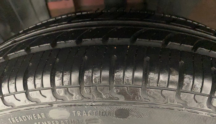 2016 Renault Kwid 1.0 RXT, Petrol, Manual, 62,253 km, Left Front Tyre Tread