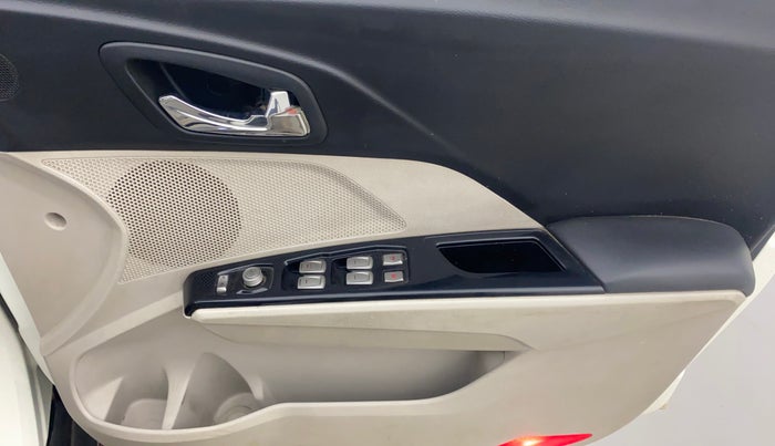 2021 Mahindra XUV300 W8 (O) 1.5 DIESEL, Diesel, Manual, 62,543 km, Driver Side Door Panels Control