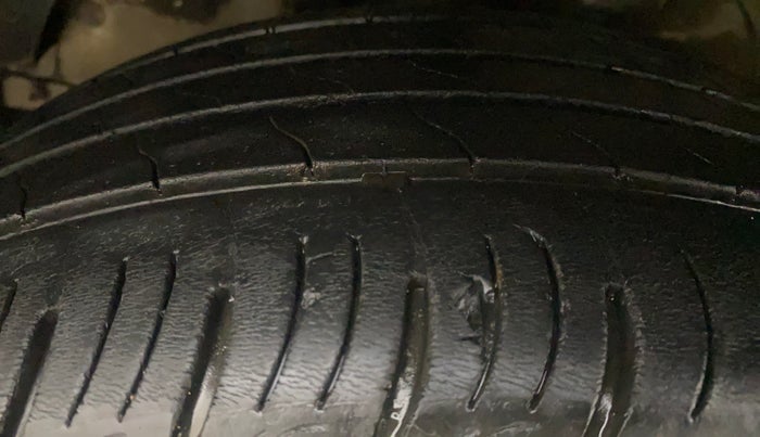 2021 Mahindra XUV300 W8 (O) 1.5 DIESEL, Diesel, Manual, 62,543 km, Left Front Tyre Tread