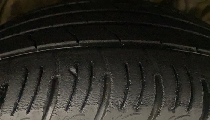 2021 Mahindra XUV300 W8 (O) 1.5 DIESEL, Diesel, Manual, 62,543 km, Right Front Tyre Tread