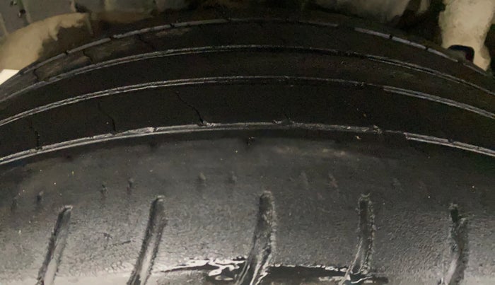 2021 Mahindra XUV300 W8 (O) 1.5 DIESEL, Diesel, Manual, 62,543 km, Right Rear Tyre Tread