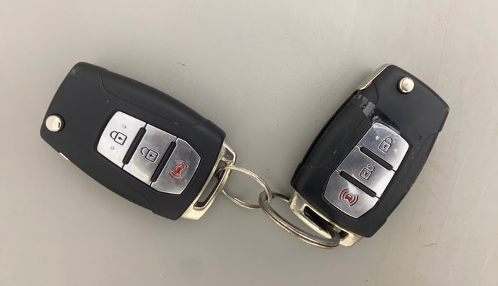 2021 Mahindra XUV300 W8 (O) 1.5 DIESEL, Diesel, Manual, 62,543 km, Key Close Up