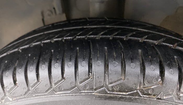 2018 Renault Kwid 1.0 RXT Opt AT, Petrol, Automatic, 73,284 km, Left Front Tyre Tread