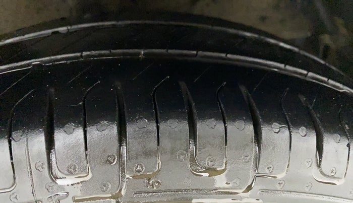 2018 Maruti Swift VXI AMT D, Petrol, Automatic, 70,210 km, Right Front Tyre Tread