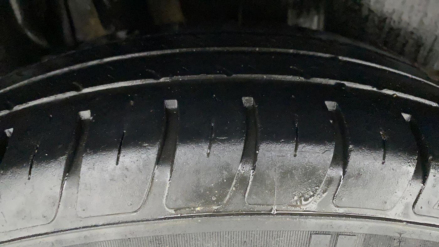2018 Maruti Swift VXI AMT D, Petrol, Automatic, 70,210 km, Right Rear Tyre Tread