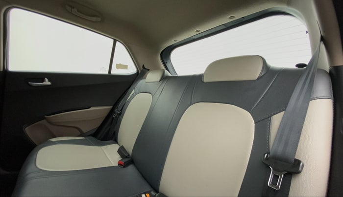 2017 Hyundai Grand i10 SPORTZ (O) 1.2 AT VTVT, Petrol, Automatic, 28,261 km, Right Side Rear Door Cabin